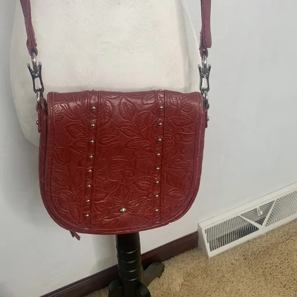 Gun Tote’n Mamas red leather crossbody bag w/ studs. Gun holder missing MCB4525A - Picture 15 of 16